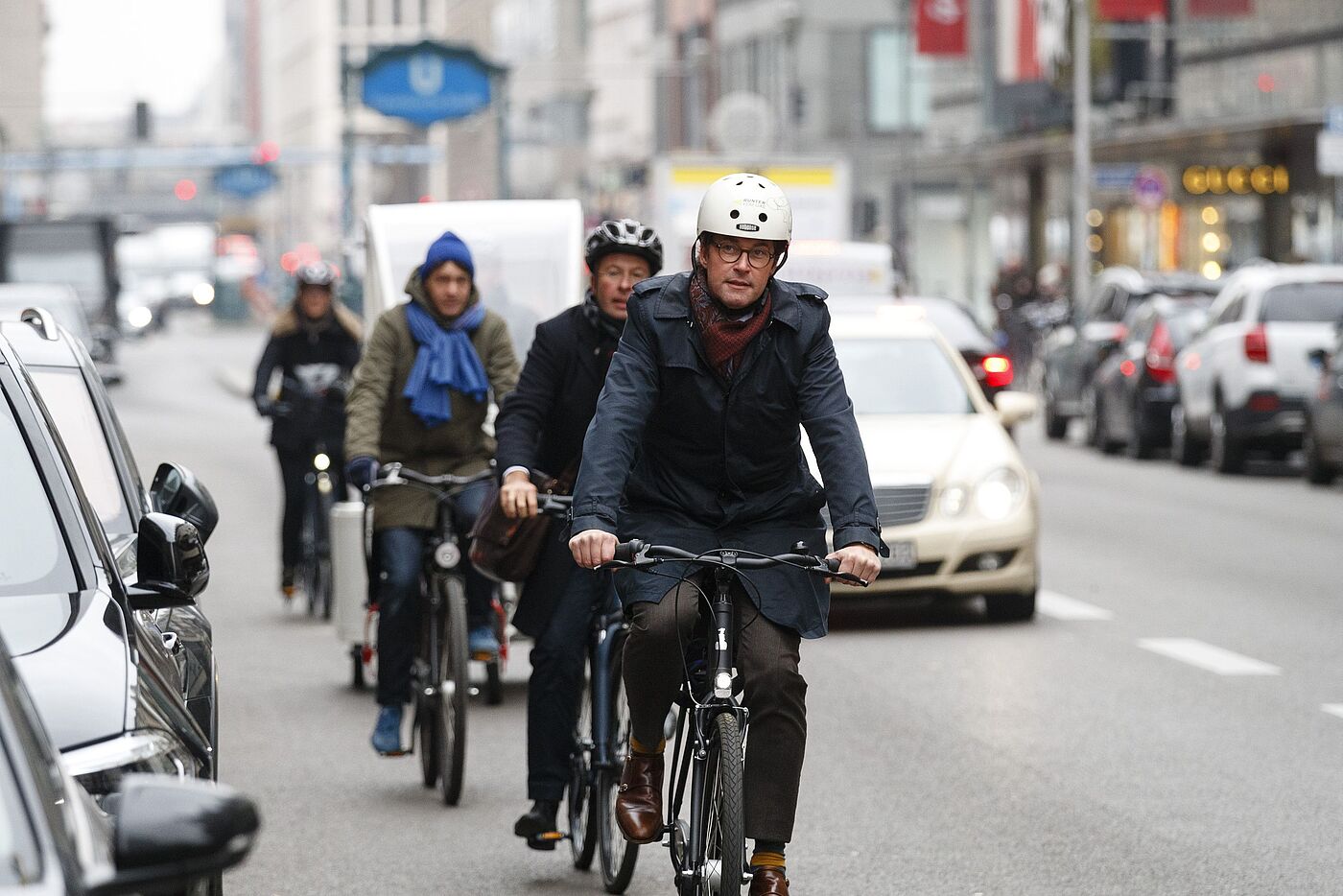 Bundesverkehrsminister Andreas Scheuer fuhr mit den Fahrrad vor.