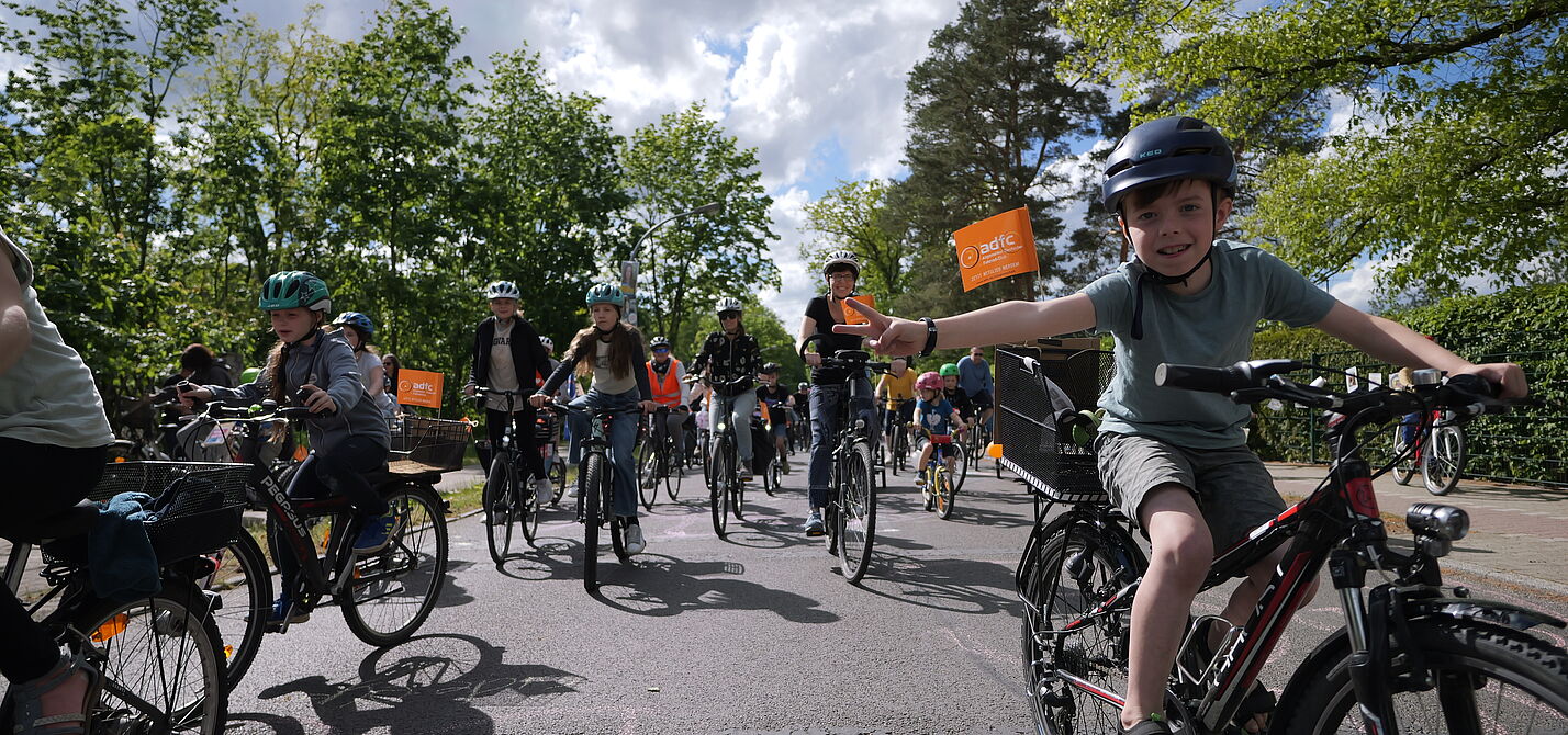 Kinder und Erwachsene bei einer Fahrrraddemo.